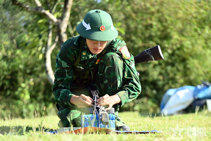 Chiến sĩ mới thực hiện gói buộc lượng nổ.