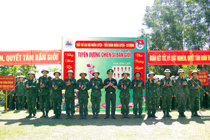 Thượng tá Trần Minh Toàn, Phó chỉ huy trưởng, Tham mưu trưởng Bộ đội Biên phòng TP Huế tặng hoa bắn giỏi cho các chiến sĩ.