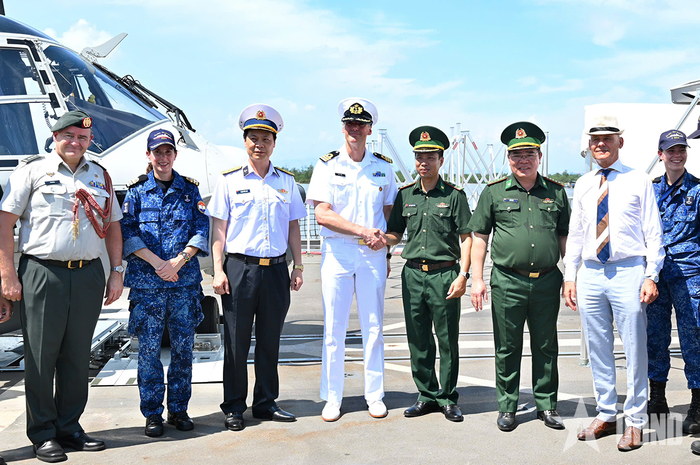 Thuyền trưởng Rodger de Wit chụp ảnh cùng các đại biểu. Ảnh: THÁI HƯNG 