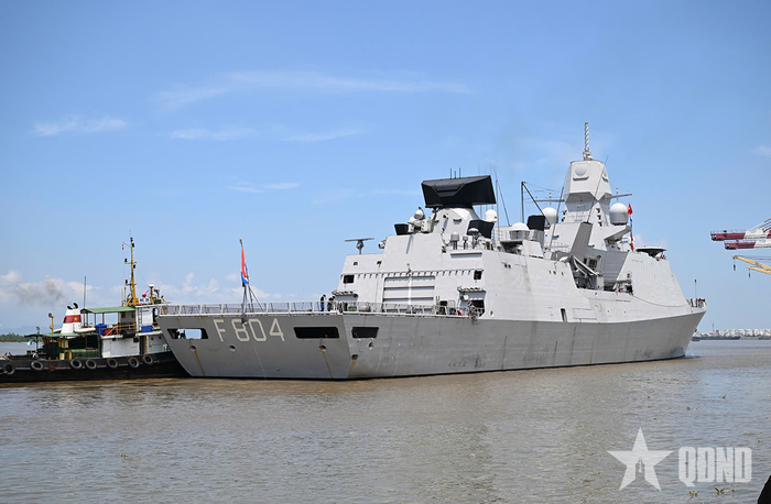  Tàu hộ vệ HNLMS De Ruyter của Hải quân Hoàng gia Hà Lan. Ảnh: THÁI HƯNG