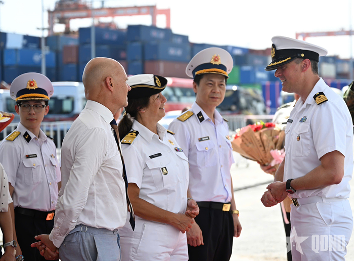 Chuẩn đô đốc Jeanette Morang (ở giữa) và Thuyền trưởng Rodger de Wit (ngoài cùng bên phải) trao đổi cùng các đại biểu tại lễ đón. Ảnh: THÁI HƯNG 