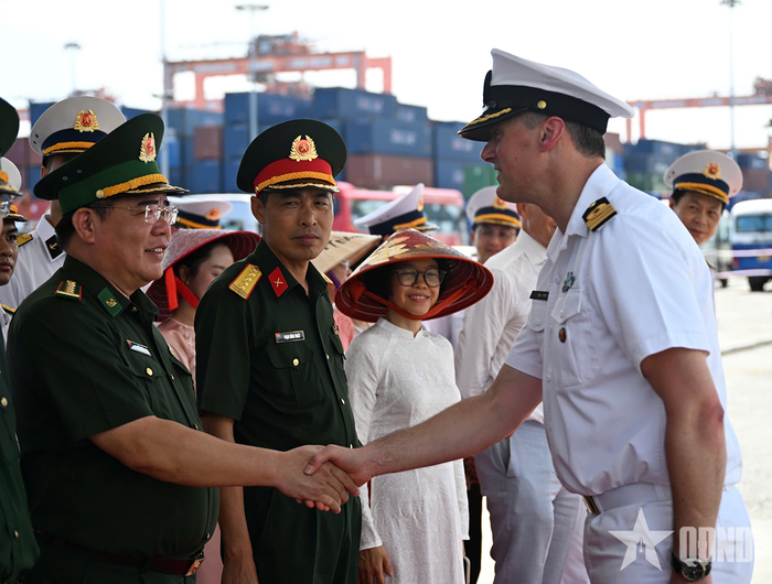 Các đại biểu chào mừng Trung tá Rodger de Wit, Thuyền trưởng tàu hộ vệ HNLMS De Ruyter. Ảnh: THÁI HƯNG 