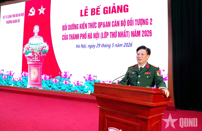 Đại tá Đỗ Hồng Thái, Hiệu trưởng Trường Quân sự Bộ tư lệnh Thủ đô Hà Nội phát biểu tại buổi lễ. Ảnh: NGUYỄN TÚ 