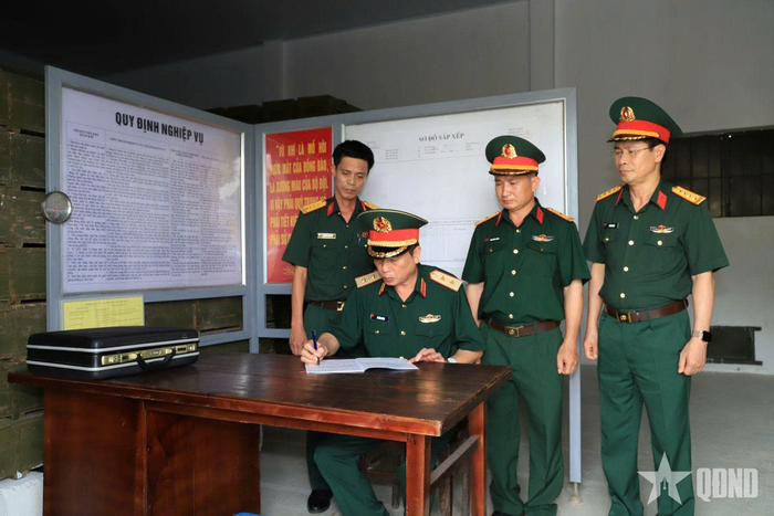 Trung tướng Đỗ Văn Thiện nhận xét vào sổ kiểm tra tại phân xưởng. 