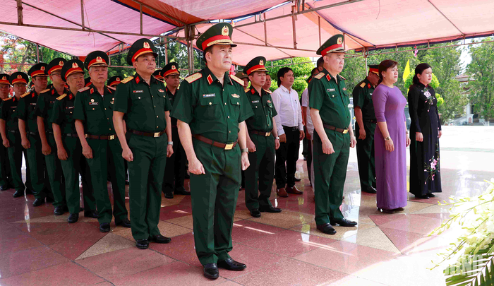 Các đại biểu dâng hoa, dâng hương tại Nghĩa trang Liệt sĩ phường Đắk Cấm. 