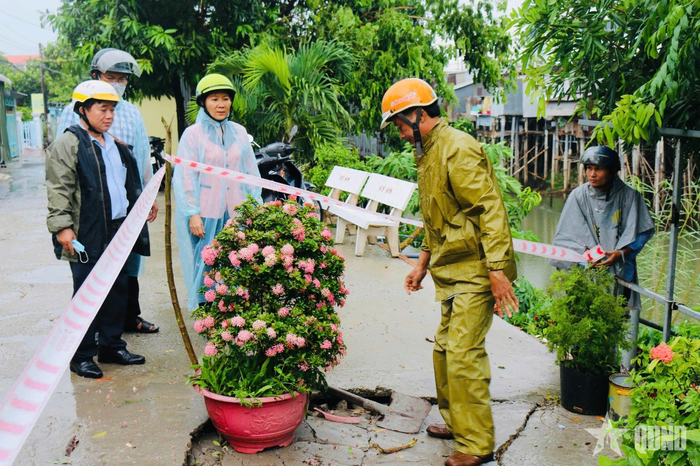 Các ngành, đoàn thể và lực lượng tại địa phương phối hợp khắc phục hậu quả thiên tai.