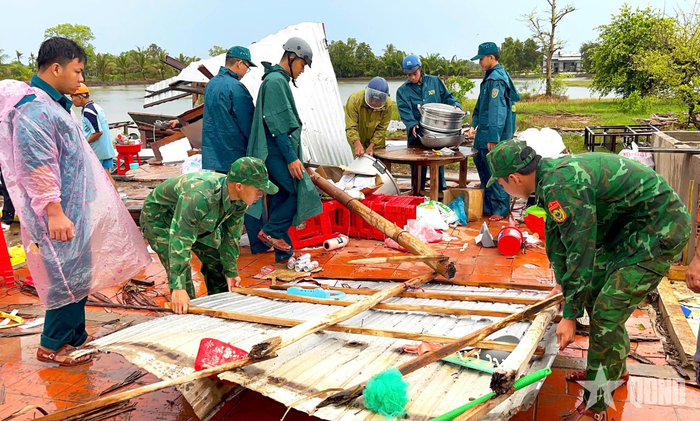  Cán bộ, chiến sĩ Đồn Biên phòng Khánh Tiến (Bộ đội Biên phòng tỉnh Cà Mau) cùng người dân địa phương giúp người dân khắc phục hậu quả. 