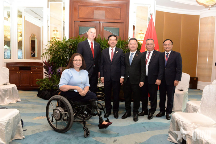 Đại tướng Phan Văn Giang tiếp các Thượng nghị sĩ Hoa Kỳ.