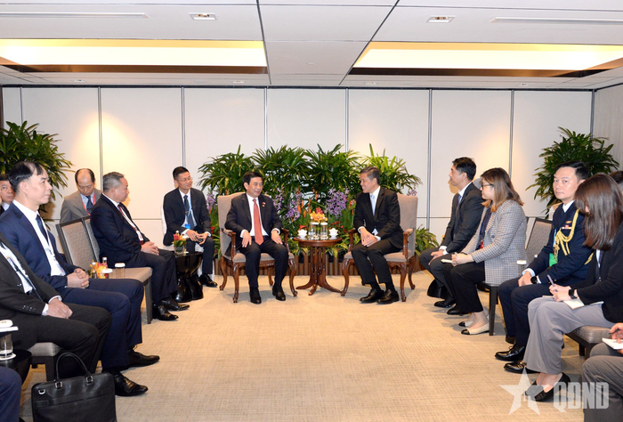 Đại tướng Phan Văn Giang gặp song phương với Bộ trưởng Bộ Quốc phòng Singapore Chan Chun Sing.