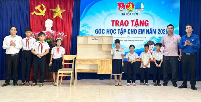 Đoàn Thanh niên xã phối hợp với nhà hảo tâm trao tặng 8 “Góc học tập cho em”, tiếp thêm động lực để các em nỗ lực vươn lên trong học tập.