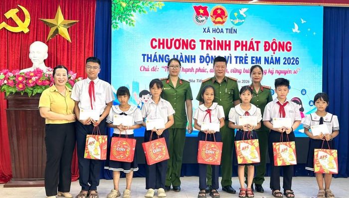 Hội Liên hiệp Phụ nữ xã phối hợp với Ngân hàng BIDV chi nhánh Hải Vân và Công an xã trao hỗ trợ chương trình “Mẹ đỡ đầu” cho 10 trẻ em mồ côi, có hoàn cảnh khó khăn trên địa bàn.