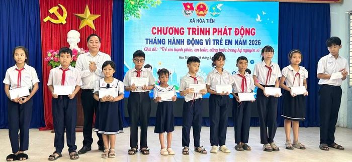 Lãnh đạo xã Hòa Tiến tặng quà cho các em có hoàn cảnh đặc biệt khó khăn, vượt khó vươn lên trong học tập.