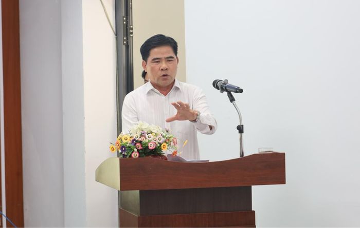 TS. Lưu Anh Rô - Phó Hiệu trưởng Trường Chính trị TP Đà Nẵng; Phó Chủ tịch Thường trực, Tổng Thư ký Hội Khoa học Lịch sử TP Đà Nẵng phát biểu tham luận tại tọa đàm.