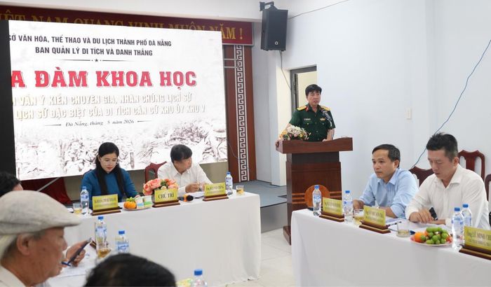 Đại tá, ThS. Nguyễn Hoài Tân - Trưởng phòng Khoa học quân sự - Quân khu V phát biểu tham luận tại tọa đàm.