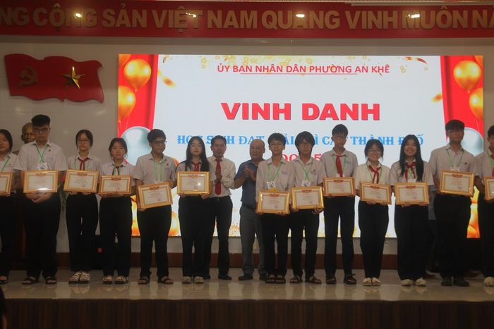 Lãnh đạo phường An Khê trao khen thưởng cho các học sinh xuất sắc, tiêu biểu năm học 2025-2026.