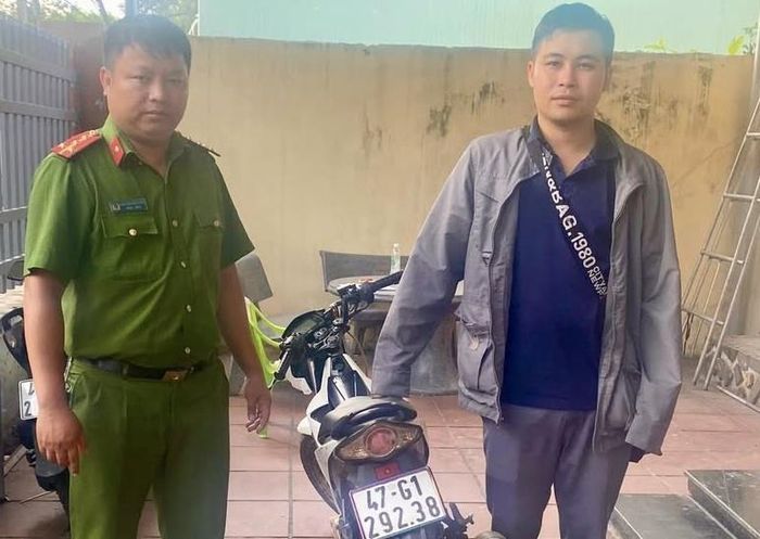 Công an phường An Khê bàn giao xe máy cho các đơn vị liên quan.