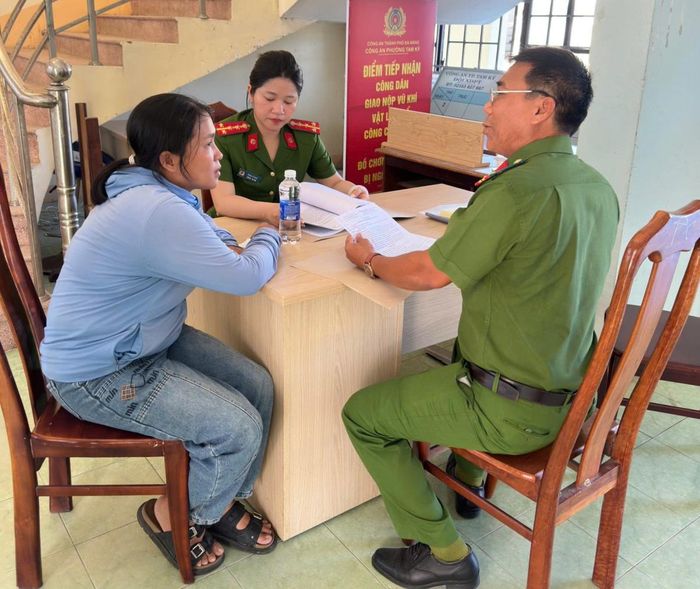 Cơ quan Công an thực hiện các thủ tục áp giải bị án đi chấp hành án.