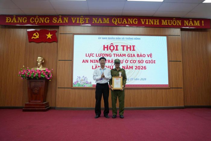 Ban tổ chức trao giải cho các đội thi đạt thành tích xuất sắc.