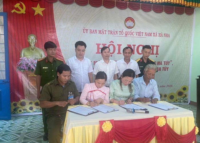 Đại diện các hộ gia đình trong khu dân cư ký cam kết thi đua, không để tệ nạn ma túy xâm nhập.