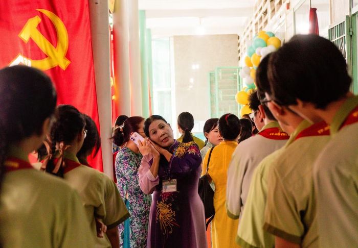 Cô Trình Thị Quý Hòa tập dợt đội nghi lễ chào cờ trước buổi lễ. Ảnh: Hữu Qui