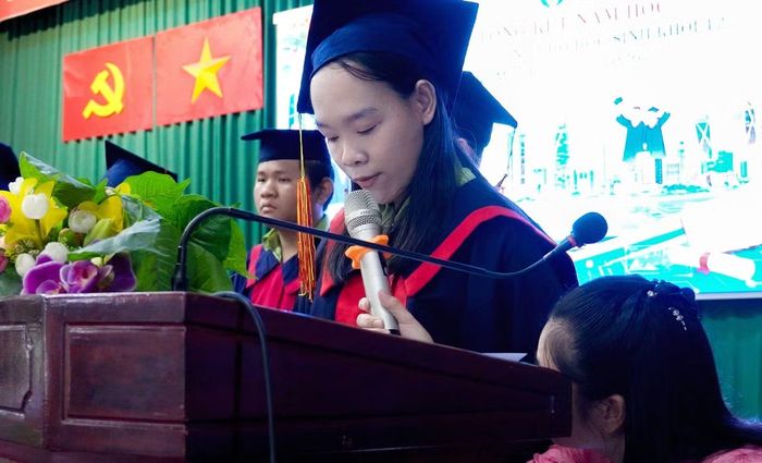 Nguyễn Thị Yến (học sinh lớp 12KT) đại diện học sinh phát biểu cảm nghĩ.