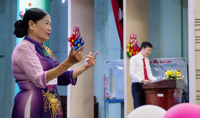Cô Trình Thị Quý Hòa đang phiên dịch bài phát biểu của thầy Bùi Thanh Tuấn - Giám đốc Trung tâm Bảo trợ - Dạy nghề và Tạo việc làm TP. HCM.