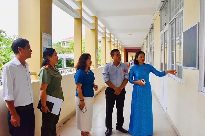  Đoàn công tác của UBND phường Tam Thắng (TPHCM) kiểm tra công tác chuẩn bị cho kỳ thi tuyển sinh lớp 10 tại điểm thi Trường THPT Trần Nguyên Hãn 
