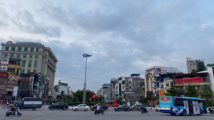 Hà Nội sáng sớm 29-5. Ảnh: PHÚC HẬU