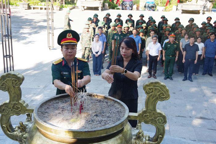 Dâng hương tri ân các anh hùng liệt sĩ tại Nghĩa trang Liệt sĩ quốc gia Trường Sơn