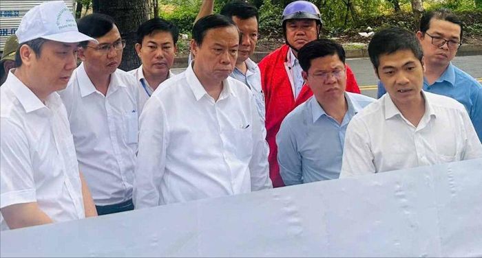 Đồng chí Nguyễn Văn Thọ khảo sát dự án chậm tiến độ