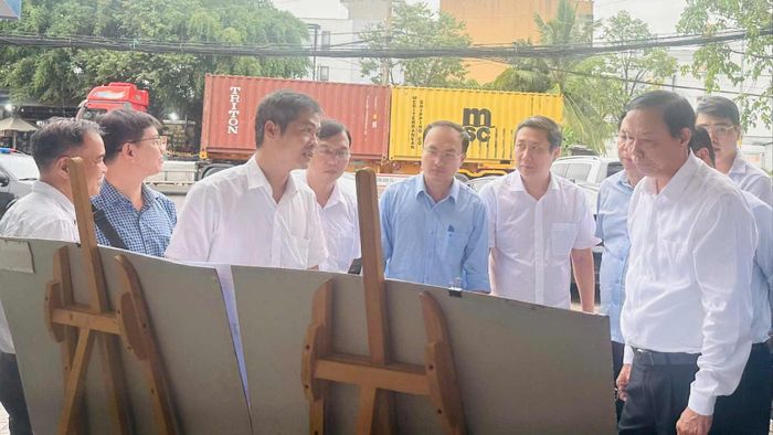 Đồng chí Nguyễn Văn Thọ khảo sát dự án chậm tiến độ