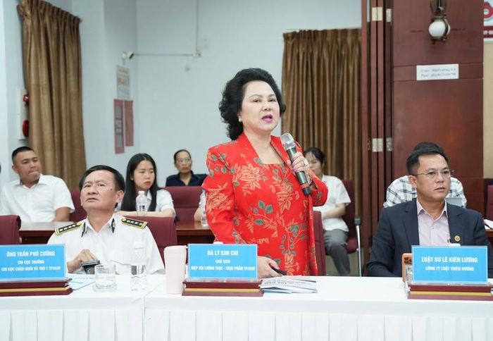  Bà Lý Kim Chi, Chủ tịch Hiệp hội Lương thực Thực phẩm TPHCM nêu góp ý tại tọa đàm. 