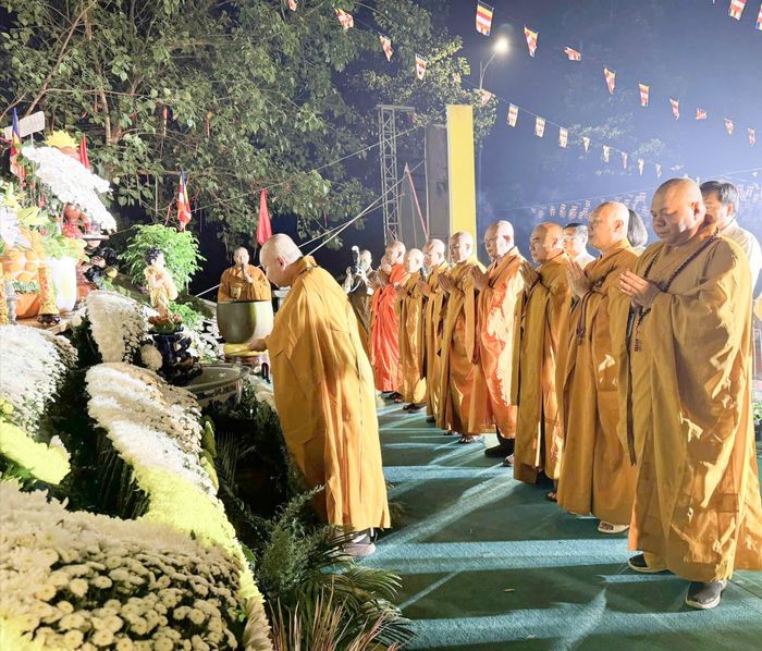  Đại lễ diễn ra với các nghi thức truyền thống như niệm Phật cầu gia bị, chào Quốc kỳ, Đạo kỳ 