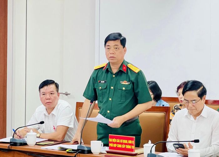 Đại tá Vũ Kim Thắng, Phó Chính ủy Bộ Chỉ huy Quân sự TP Hải Phòng thông tin tại hội nghị. Ảnh: PHÚ LƯƠNG