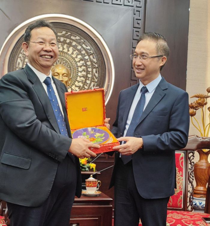  Đồng chí Đặng Minh Thông và đồng chí Tôn Tân Quân. Ảnh: VIỆT ANH 