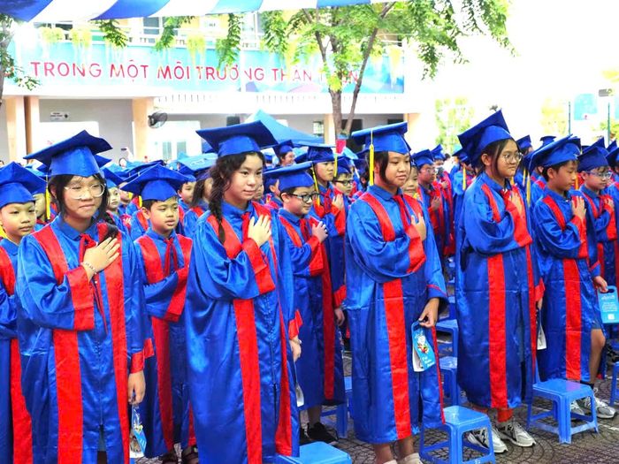 Học sinh cúi đầu tri ân công lao dạy dỗ của ba mẹ tại lễ trưởng thành 