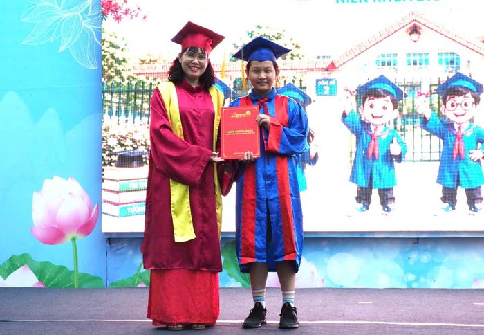  Trao chứng nhận hoàn thành chương trình tiểu học cho 264 học sinh khối lớp 5 