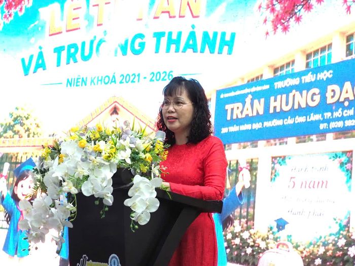  Cô Lê Thanh Hương, Hiệu trưởng Trường Tiểu học Trần Hưng Đạo cùng hơn 500 phụ huynh và học sinh khối lớp 5 ôn lại hành trình 5 năm học vừa qua của các em dưới mái trường tiểu học 