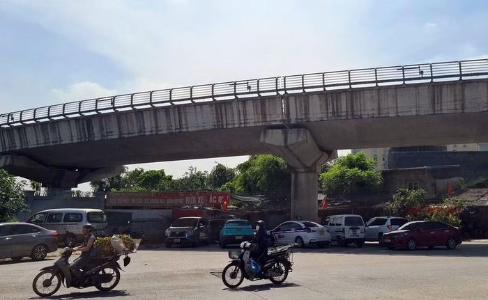 Tại nút giao phố Tây Tựu với QL32, tình trạng ô tô đỗ tràn lan lòng đường, gây cản trở lưu thông, ảnh hưởng đến mỹ quan đô thị vẫn diễn ra. Trước đó, tại hội nghị giao ban quý I/2026, về tiến độ giải quyết điểm nghẽn trật tự đô thị và ùn tắc giao thông, Trung tướng Nguyễn Thanh Tùng - Giám đốc Công an TP Hà Nội yêu cầu siết trách nhiệm cán bộ khi để xảy ra vi phạm trật tự đô thị, trường hợp tái phạm nhiều lần có thể bị hạ xếp loại, thậm chí xem xét công tác.