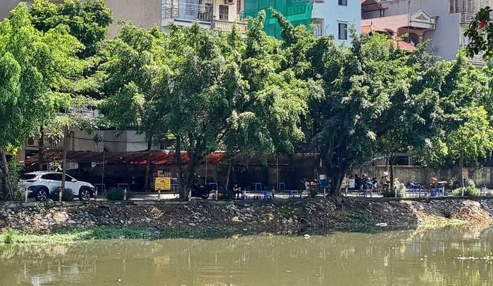 Một số người còn ngang nhiên dựng lều lán lùm xụp, bày biện bàn ghế, lấn chiếm vỉa hè làm nơi buôn bán.