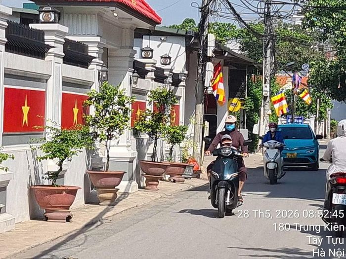 Các chậu cây cảnh xếp thành hàng dài, lấn chiếm gần như hết đoạn vỉa hè từ 155 - 157 phố Trung Kiên. Trong khi đoạn vỉa hè này rất nhỏ, người qua lại thì đông, tiềm ẩn nguy cơ mất an toàn giao thông nhưng không thấy bị lực lượng chức năng dẹp bỏ. (Ảnh: iHanoi).