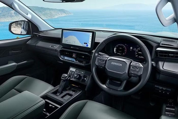 Khoang cabin của Hilux 2026 cho thị trường Nhật Bản cũng được tinh chỉnh theo hướng tiện nghi hơn với các vật liệu hoàn thiện mới, giao diện điều khiển hiện đại và khả năng kết nối thông minh được cải thiện.