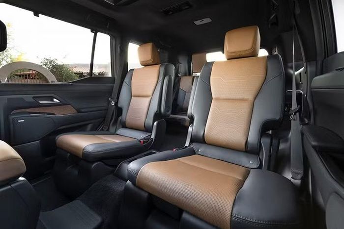 Nếu Lexus GX 550h thực sự được đưa tới thị trường Mỹ, khách hàng sẽ phải đứng trước lựa chọn khó khăn. Họ muốn động cơ V6 mạnh hơn, khả năng kéo tải tốt hơn và không gian chứa đồ rộng rãi hơn hay sẵn sàng đánh đổi một phần để đổi lấy mức tiêu hao nhiên liệu tốt hơn đôi chút?