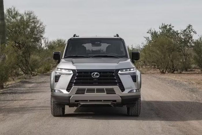 Theo các nguồn tin, Lexus GX 550h sẽ sử dụng hệ truyền động hybrid mang tên i-Force Max giống Toyota Land Cruiser, kết hợp động cơ xăng 4 xi-lanh, tăng áp, dung tích 2.4L với hệ thống hỗ trợ điện để tạo ra công suất tối đa khoảng 326 mã lực (243 kW) và mô-men xoắn cực đại 630 Nm.