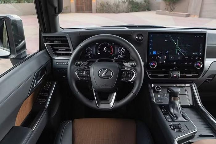 Nếu thông tin này là chính xác, khoang hành lý của Lexus GX 550h có thể sẽ bị thu hẹp đáng kể. Nguyên nhân là bởi trên Toyota Land Cruiser, những thành phần của hệ truyền động hybrid chiếm khá nhiều diện tích trong khoang chứa đồ.