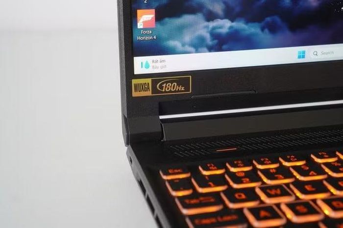 Sức mạnh từ RTX 5050 kết hợp Intel Core i7-13620H giúp mẫu laptop gaming này vận hành ổn định cả ở các tựa esports lẫn game AAA phổ biến năm 2026, trong khi thiết kế gọn gàng và ít hầm hố hơn nhiều laptop gaming truyền thống giúp người dùng dễ dàng mang máy đến lớp học, văn phòng hoặc quán cà phê.