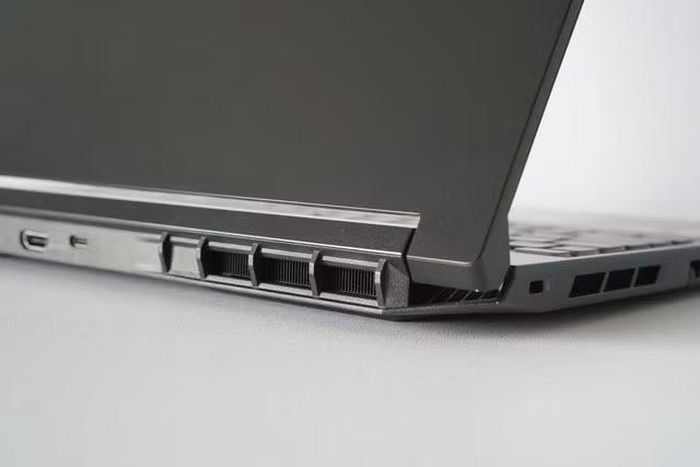 Điểm nhấn lớn nhất trên ANV16-72 nằm ở GPU RTX 5060 kết hợp Intel Core 7 240H, cấu hình được đánh giá là “sweet spot” của laptop gaming năm 2026 nhờ khả năng chiến game AAA thiết lập cao, livestream mượt và hỗ trợ tốt các workflow AI hiện đại đang ngày càng phổ biến với creator trẻ.