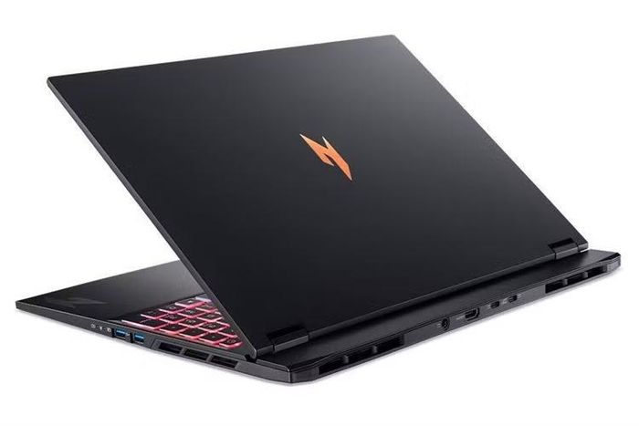 Ngoài cấu hình mạnh mẽ, Nitro ProPanel AN16S-61 còn sở hữu màn hình 16 inch tỷ lệ 16:10 độ phân giải cao, hệ thống tản nhiệt hai quạt cùng chính sách bảo hành VIP 3S1 độc quyền của Acer tại Việt Nam, biến đây trở thành một trong những dòng laptop gaming đáng chú ý nhất thị trường năm 2026 dành cho cả game thủ lẫn người sáng tạo nội dung.