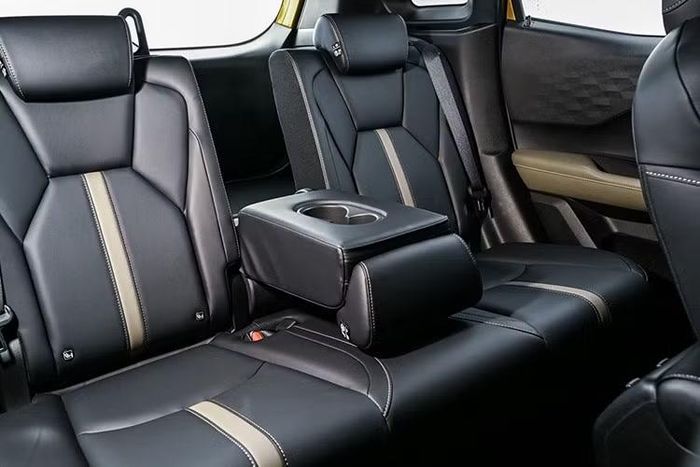Mitsubishi Xforce HEV sử dụng hệ truyền động hybrid kết hợp động cơ xăng 1.6L với m&ocirc;-tơ điện v&agrave; bộ pin dung lượng 1,1 kWh. Hệ thống n&agrave;y sản sinh c&ocirc;ng suất tối đa 114 m&atilde; lực v&agrave; m&ocirc;-men xoắn cực đại 255 Nm, đi k&egrave;m hộp số e-CVT.