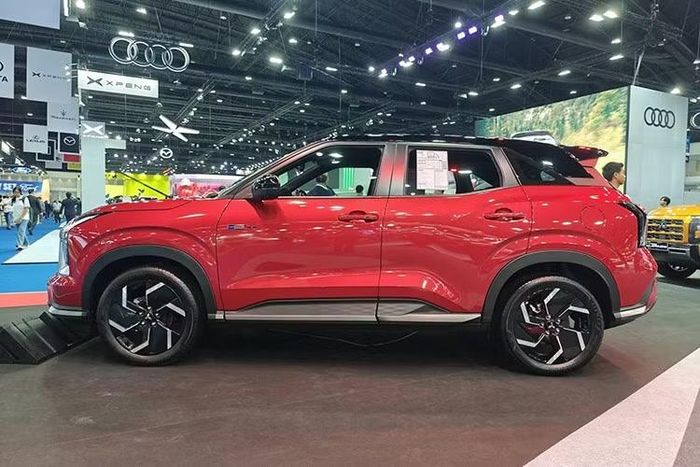 Cụ thể, Mitsubishi Motors Philippines đ&atilde; tung ra h&igrave;nh ảnh teaser với th&ocirc;ng điệp h&atilde;ng sẽ &ldquo;thay đổi cuộc chơi&rdquo; tại sự kiện năm nay. D&ugrave; h&igrave;nh ảnh ch&iacute;nh cho thấy b&oacute;ng d&aacute;ng của một mẫu SUV được cho l&agrave; Outlander PHEV thế hệ mới, chi tiết phản chiếu ph&iacute;a dưới lại khiến giới truyền th&ocirc;ng v&agrave; người h&acirc;m mộ đặc biệt quan t&acirc;m.